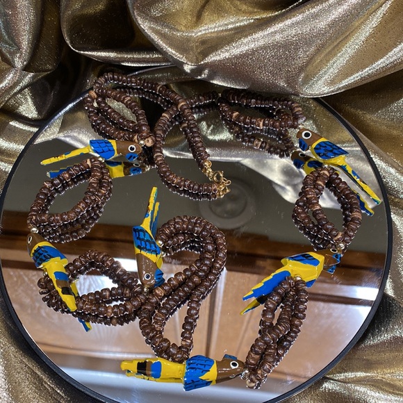 Parrot Necklace Brown Beads and 6 carved wooden blue and yellow Parrots EUC - Picture 6 of 11